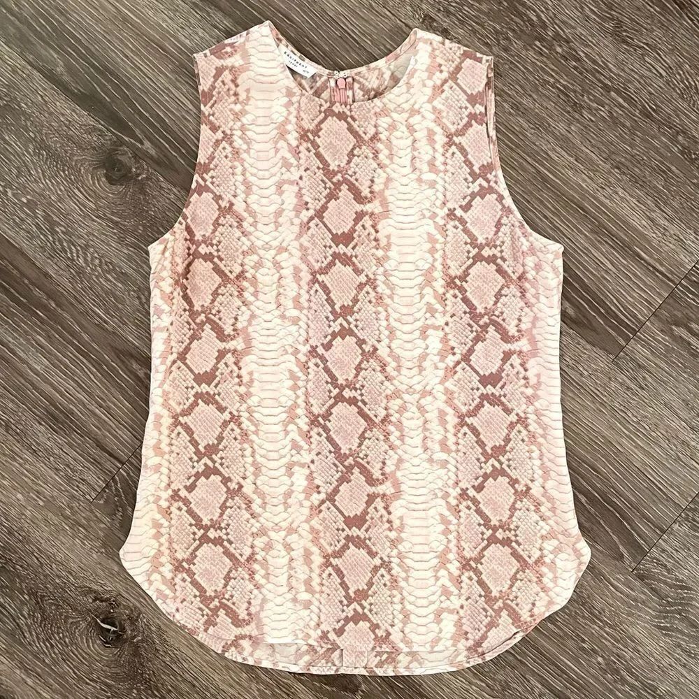 Equipment sleeveless blouse
